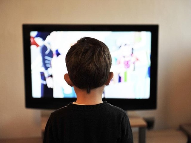 La exposición a contenido violento en televisión y móviles aumenta la violencia en niños y adultos